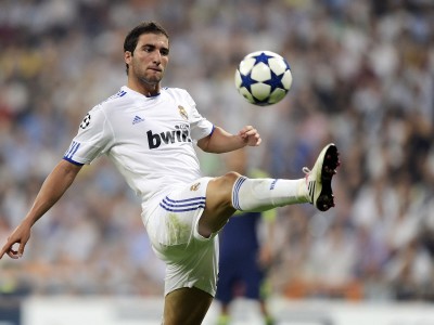 开云体育平台-双翼绞杀，当战术奏效时，武磊在窒息中迷失，窒息牢笼，双翼绞杀下武磊的迷失